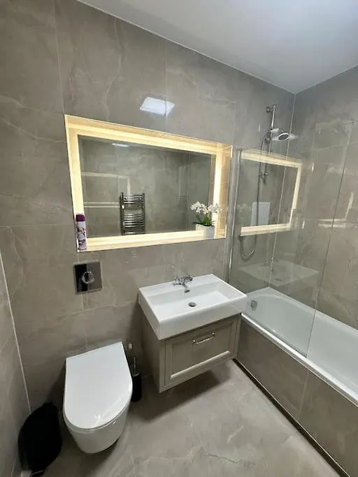 Stylish Riverside Apartment London